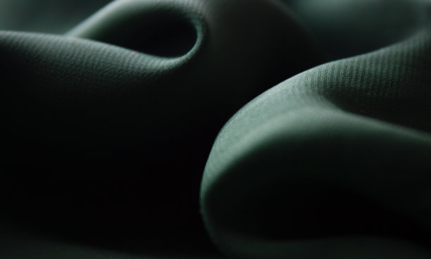 绿色织物或绿色布料的特写纹理。绿色背景的织物质地。褶皱绿色织物。图片下载