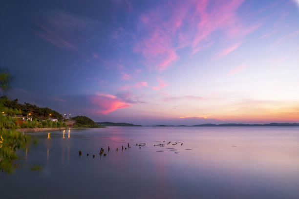 中国苏州太湖的栈桥和风景图片下载