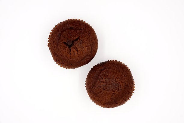 新鲜美味的巧克力纸杯蛋糕图片下载