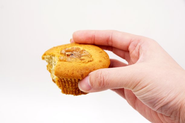 新鲜美味的核桃纸杯蛋糕图片下载