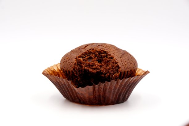 新鲜美味的巧克力纸杯蛋糕图片下载