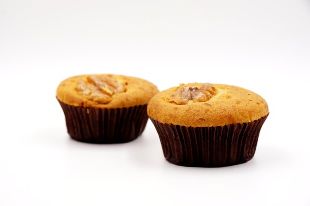 新鲜美味的核桃纸杯蛋糕图片下载