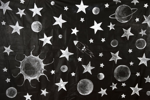 黑布背景装饰着孩子们画的星星、行星和一个有趣的太空火箭，背景以太空和太阳系为主题图片下载
