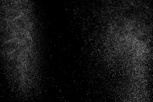 抽象的水溅在黑色的背景上。图片下载