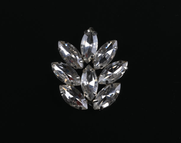 复古胸针与钻石孤立在黑色背景图片下载