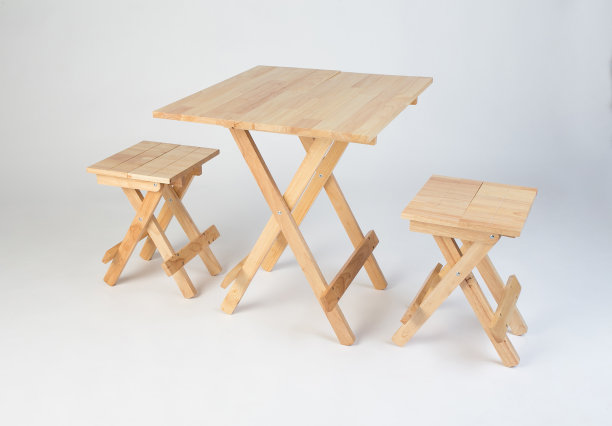 室外木制桌椅孤立在白色之上图片下载