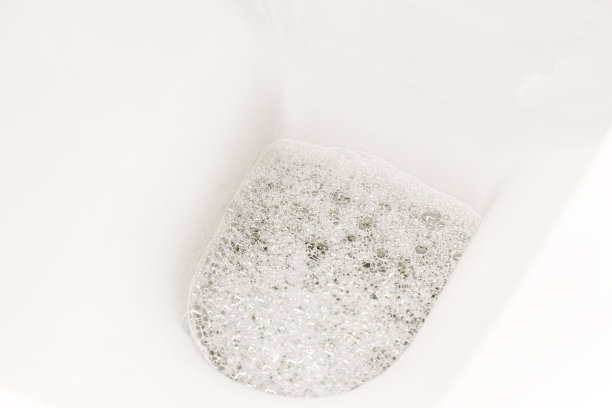 抽水马桶的特写。浴室里的抽水马桶。洗手间。从上往下看图片下载