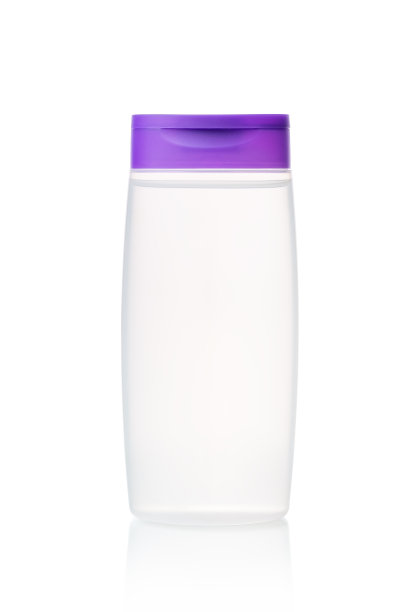 面部爽肤水或胶束水在一个半透明的瓶子，紫色翻盖盖隔离在白色。用于皮肤护理和美容产品设计的未标记化妆品容器。化妆品模型模板。图片下载