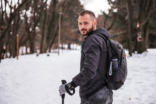 在雪地上徒步旅行的壮汉图片下载