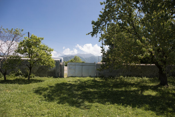 图片美丽的乡村房子与花园。夏天的阿塞拜疆村庄图片下载