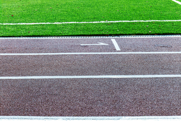 城市体育场的1号跑道。运动的彩色背景。图片下载