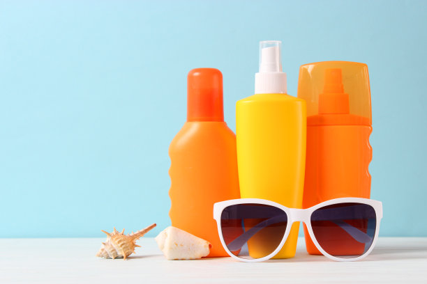 彩色背景上的防晒霜。保护皮肤图片下载