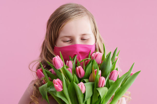 现代的孩子，粉红色的金色卷发图片下载