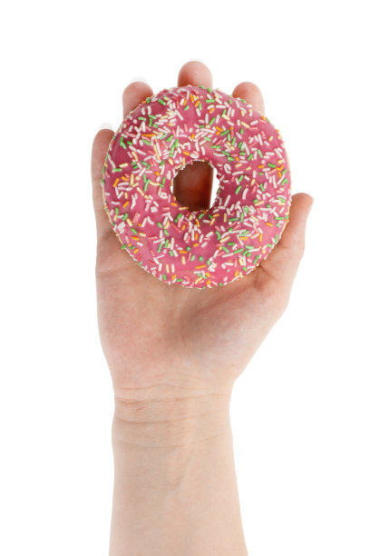 在白色背景上的甜甜圈特写。圆形甜甜圈孤立在白色背景上。图片下载