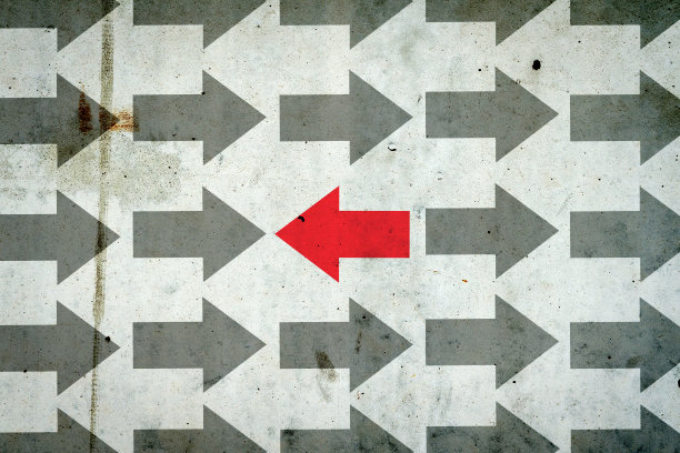 水泥墙上的箭。红色箭头，向右。领导的概念。团队。业务。图片下载