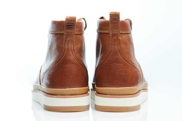 一双经典的皮革男鞋图片下载