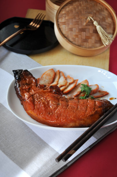 红色背景下的叉烧猪肉图片下载