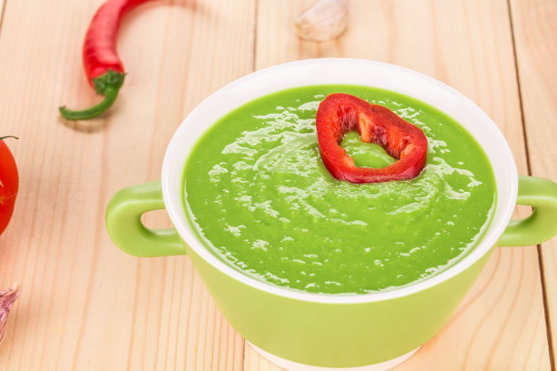 绿色奶油汤。图片下载