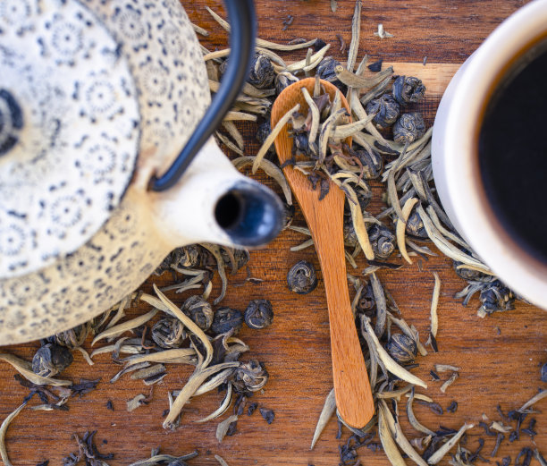 茶壶，杯子和茶叶的特写图片下载