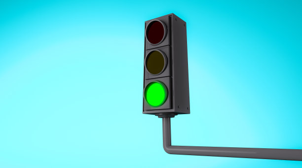 现实的绿色交通灯与空的天空背景。图片下载