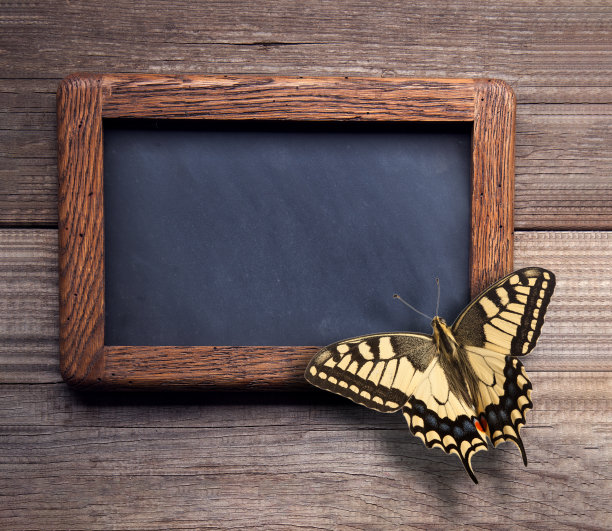 旧的学校黑板，背景是黑色的木板图片下载