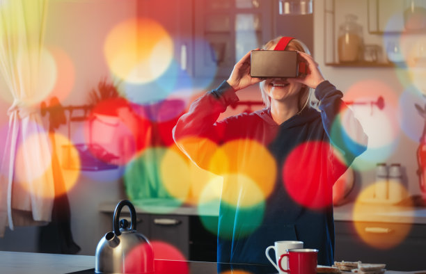 女人在厨房里使用虚拟现实眼镜图片下载