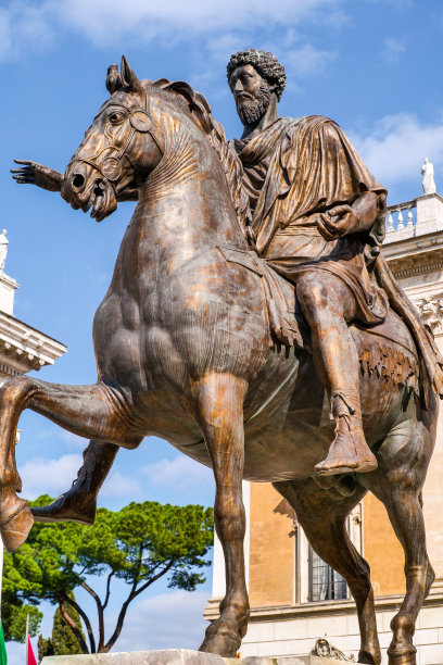 宏伟的马可·奥勒留雕像耸立在罗马市中心的罗马国会大厦图片下载