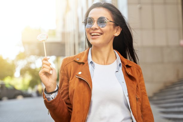 美丽的年轻女士走在城市里图片下载