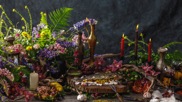 装饰在起作用。老大师风格的静物画。鲜花、水果。装饰华丽的桌子的概念。横幅。图片下载