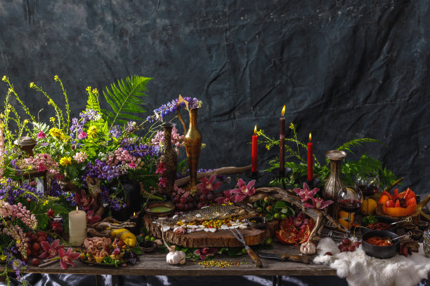 老大师风格的静物画，有鱼，酒，老菜，水果。装饰华丽的桌子的概念。图片下载