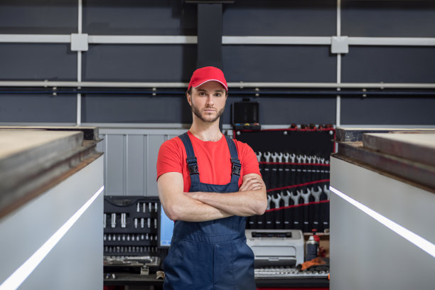 穿着工作服的人站在车间里图片下载