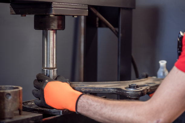 男性手在手套握细节靠近机器图片下载