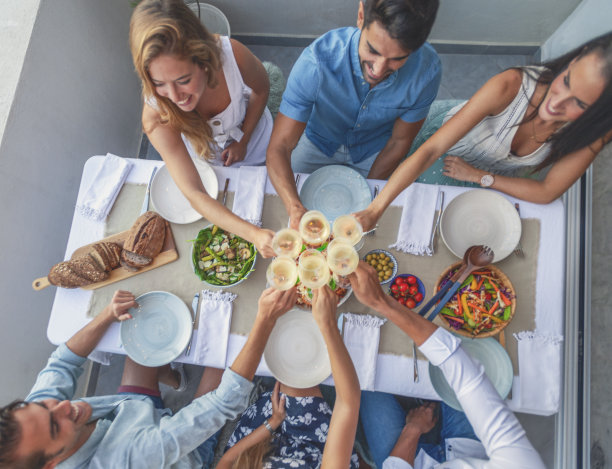 晚餐前，一群人用白葡萄酒敬酒。图片下载