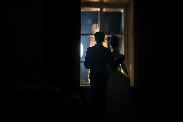 一个有家具和窗户的逼真的玩具屋客厅。一对浪漫的情侣坐在窗前。艺术品桌子装饰与手工逼真的玩偶屋。有选择性的重点。图片下载