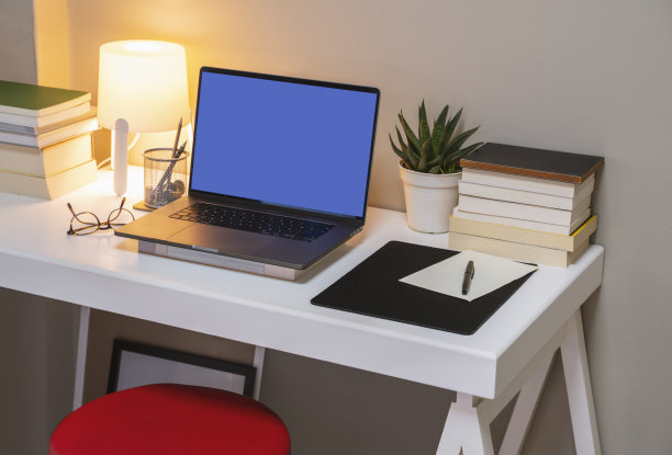 家庭办公室与电脑桌在客厅，日光拍摄图片下载