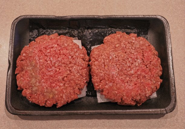 新鲜的牛肉汉堡肉饼放在泡沫肉上图片下载