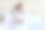 成熟的女人躺在床上，戴着耳机，拿着智能手机，戴着绿苹果图片下载