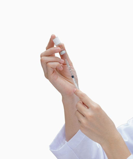 为防止病毒传播，医生手持注射器准备给病人接种疫苗，白色背景上的隔离物图片下载