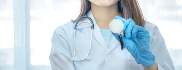 医生手里拿着听诊器在她面前图片下载