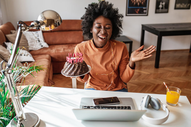 一位非裔美国女性通过视频电话庆祝生日图片下载