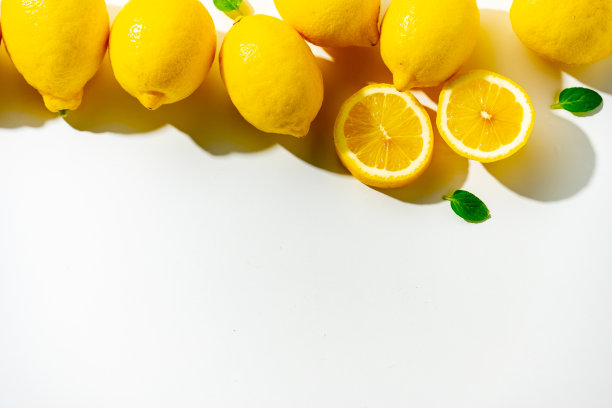 白色背景上的柠檬。图片下载