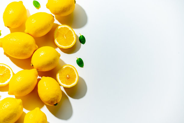 白色背景上的柠檬。图片下载