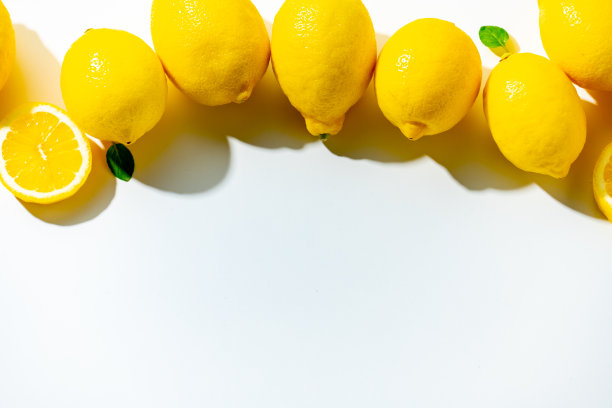 白色背景上的柠檬。图片下载