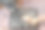 一个孩子的手和一个女孩下棋在房子的地板上的特写图片下载