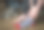 这个男人正在把彩色条纹的袜子和鞋子放在背景上图片下载