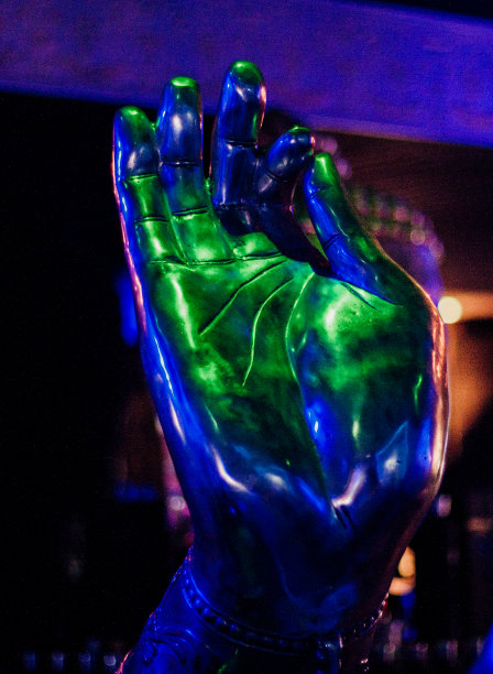 近距离的一个雕塑，一个佛陀的手做Vitakra Mudra。图片下载