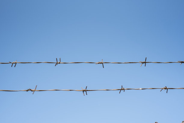 蓝天上的铁丝网图片下载