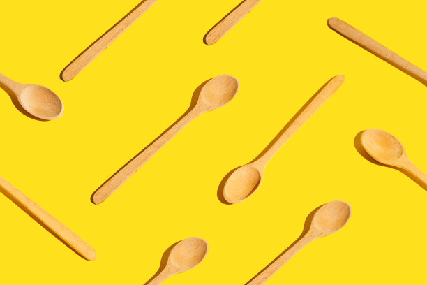 木勺图案上亮黄色的背景图片下载