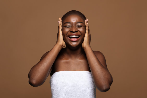 复兴的概念。美丽的黑人女士触摸她光滑的皮肤脸颊图片下载