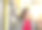 一位年轻女子站在公共汽车上微笑着旅行。图片下载